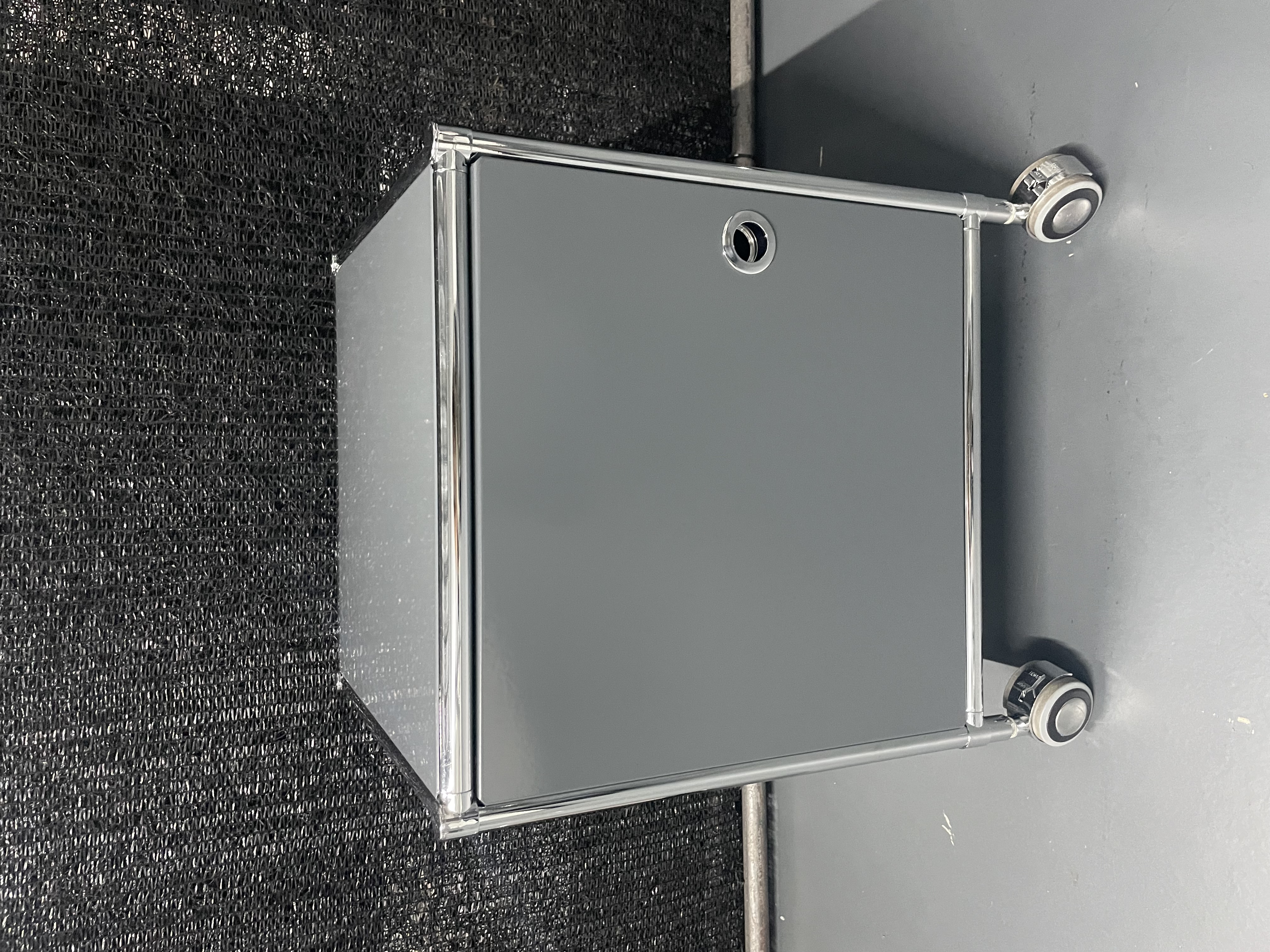 Cube Anthracite with castors Kopie