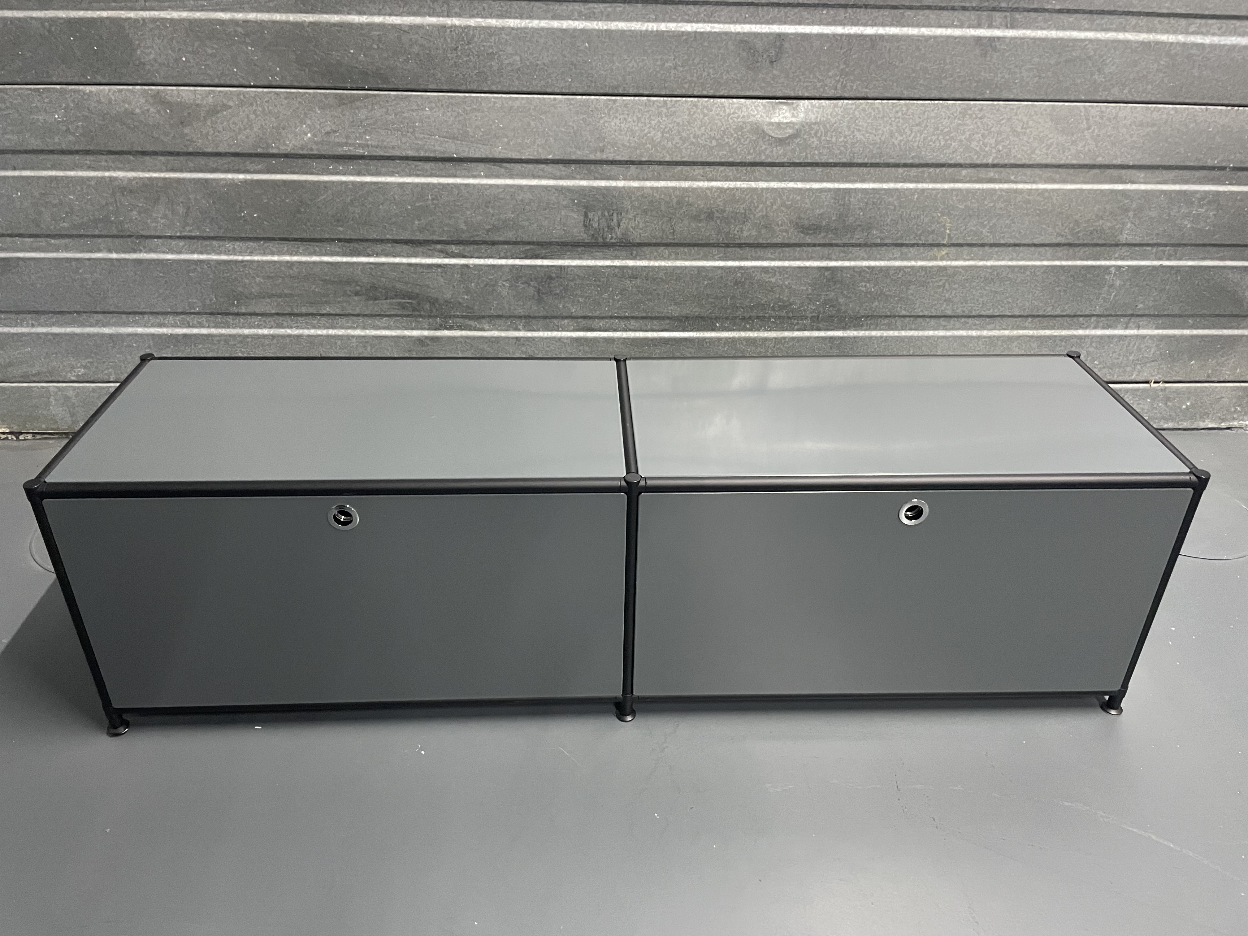 Lowboard Anthracite with black tubes