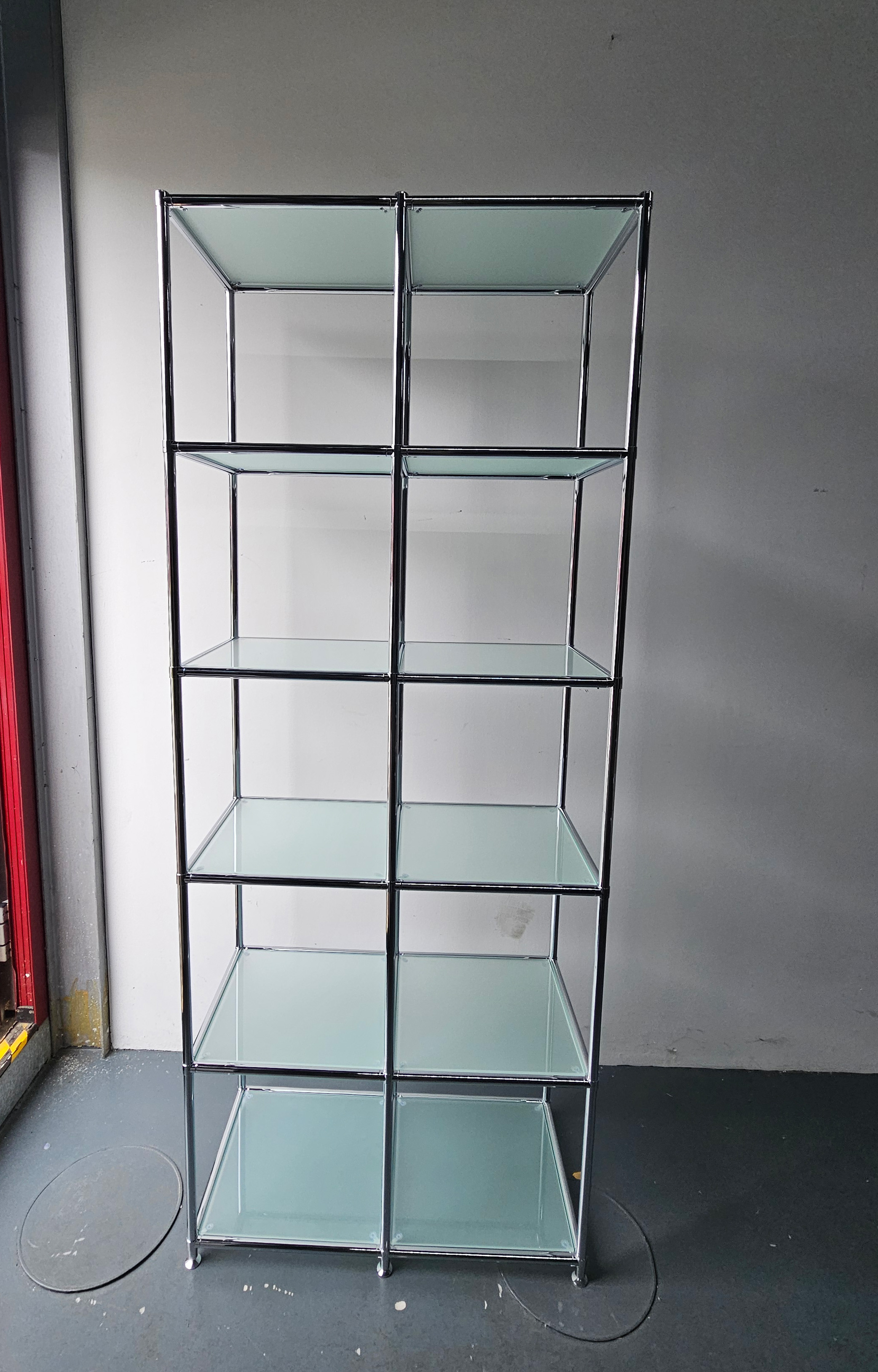 Shelf with glass trays