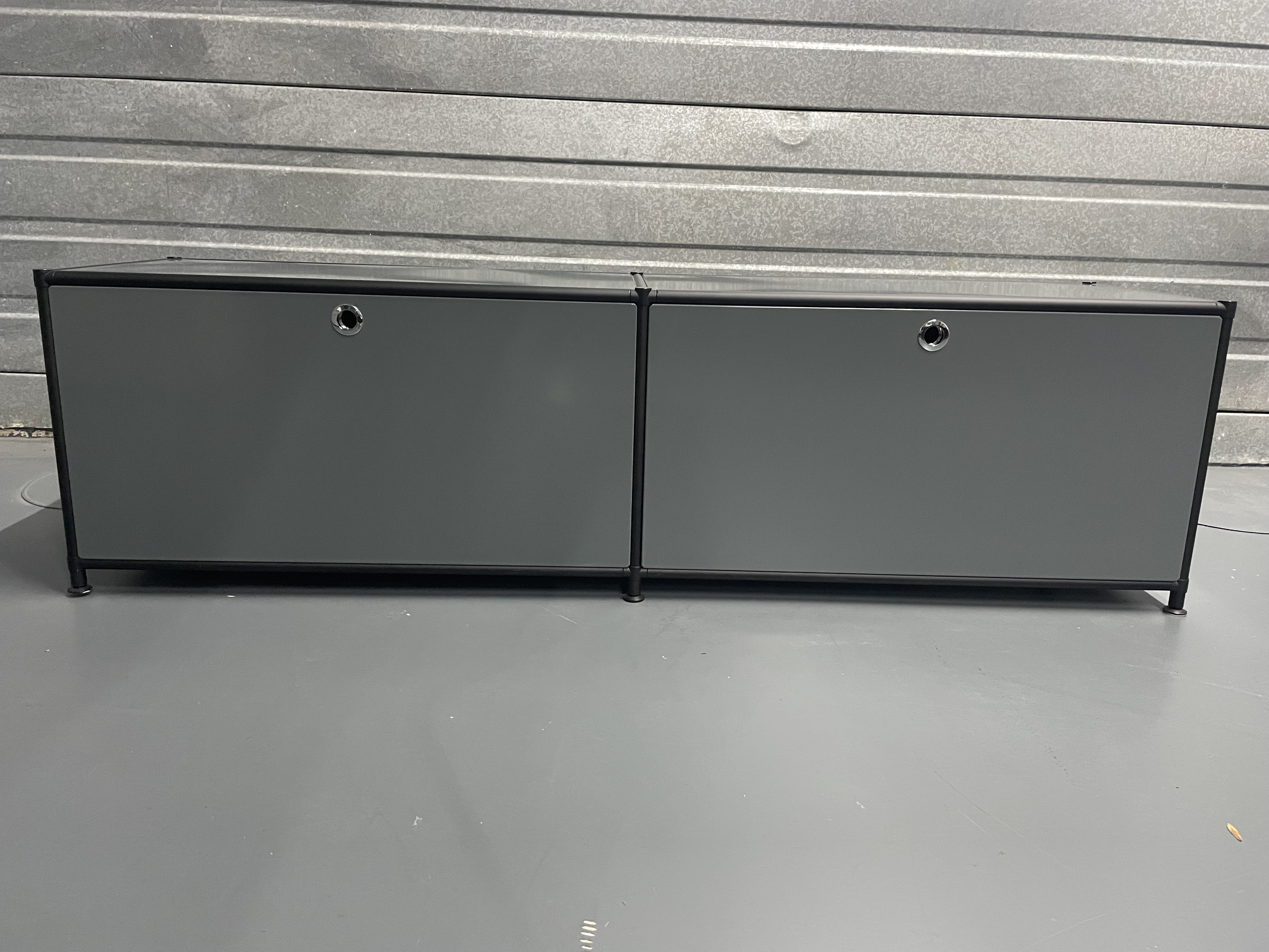 Lowboard Anthracite with black tubes
