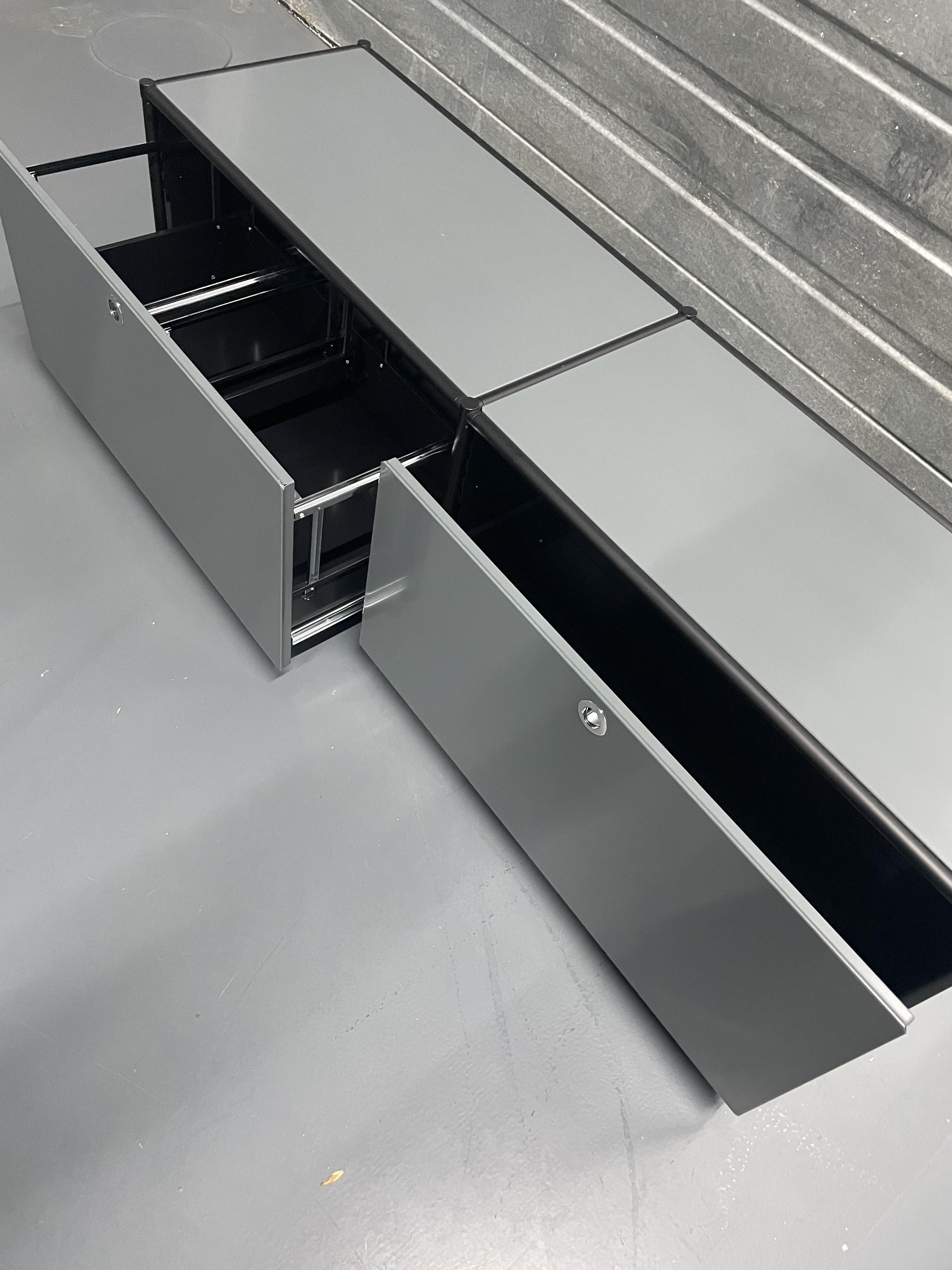 Lowboard Anthracite with black tubes