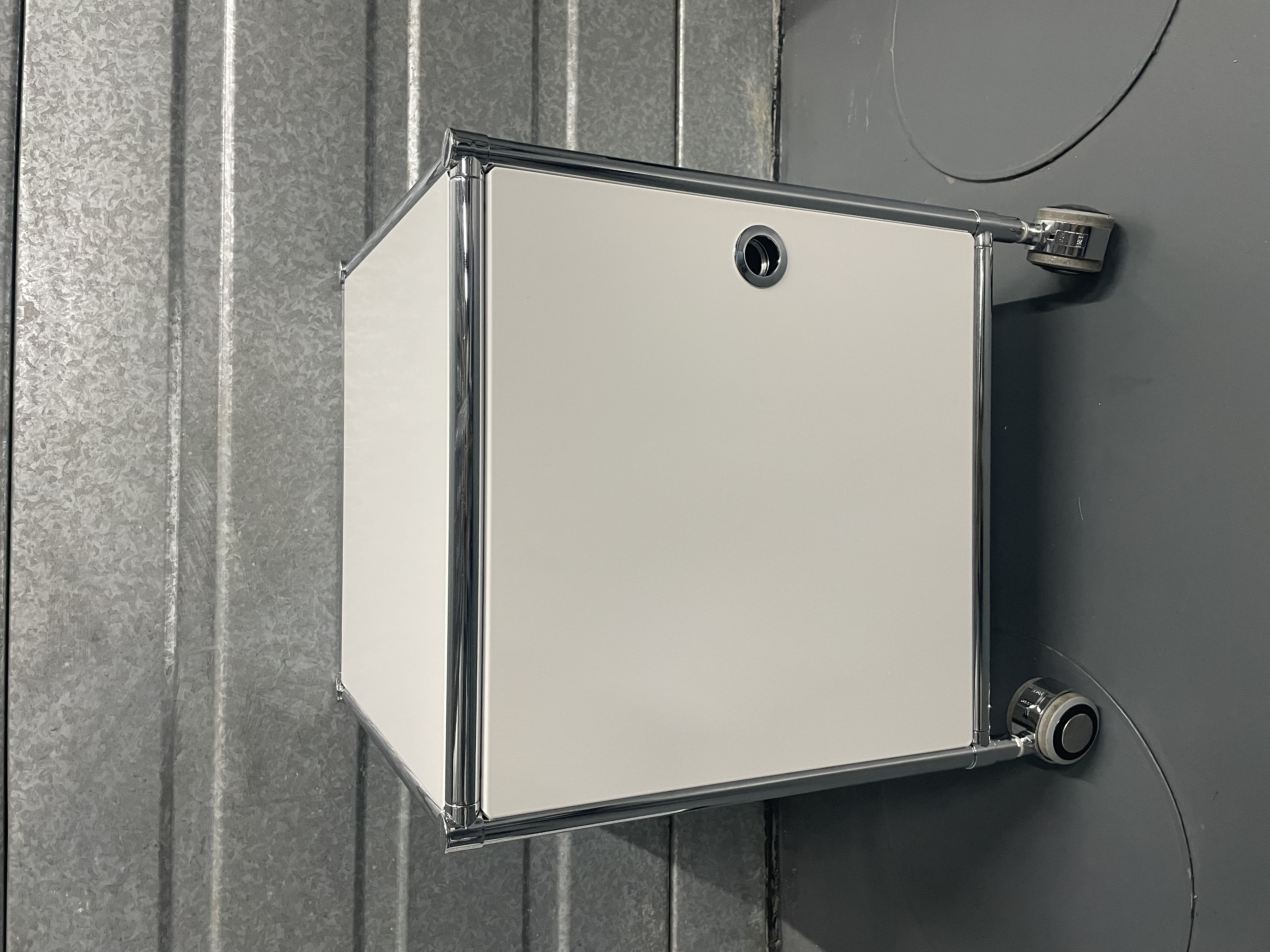 Cube White with castors