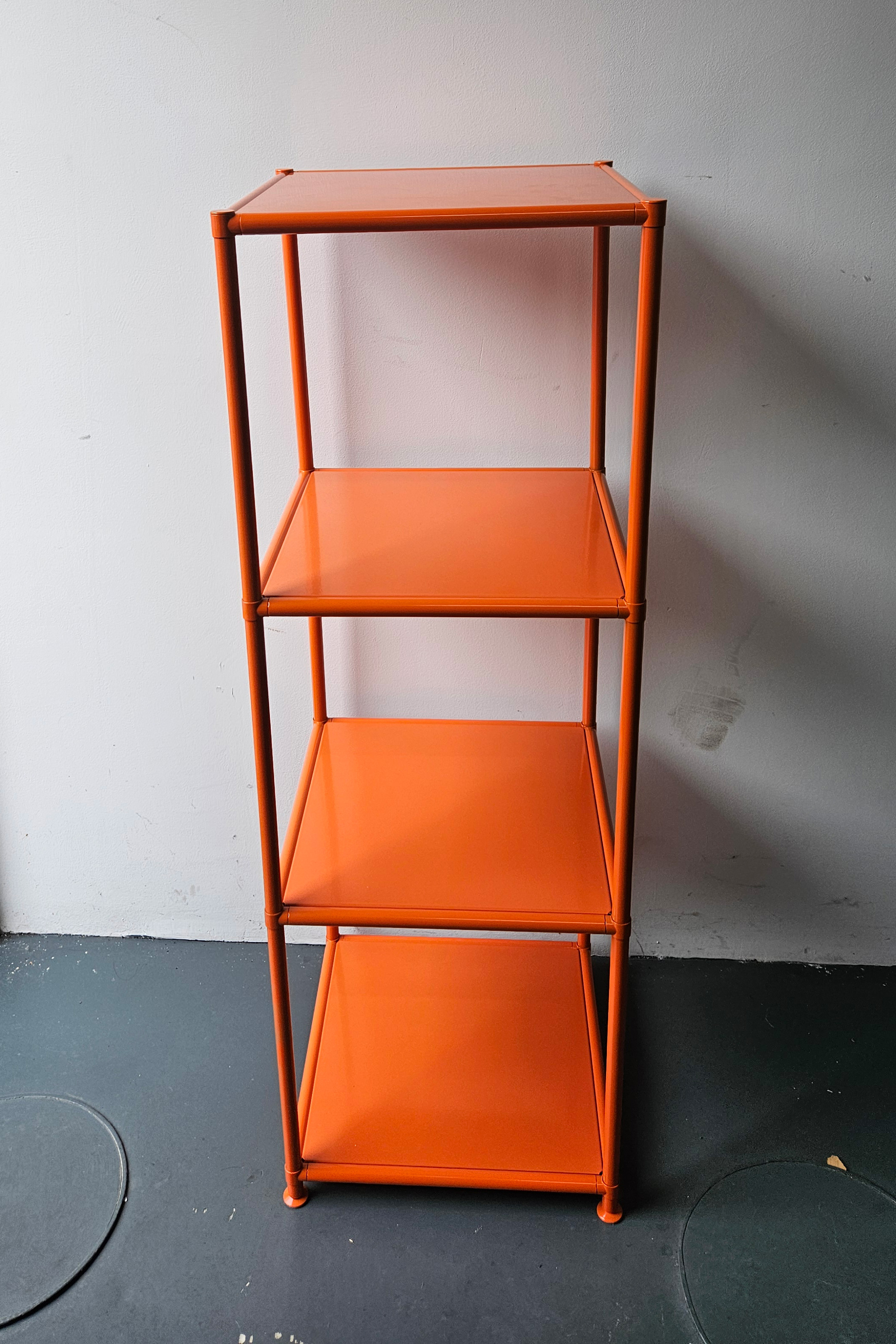 Shelf all Orange. Demonstration model